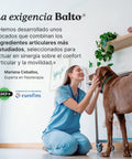 Perro tomando un bocado de Balto Articulaciones sabor pollo