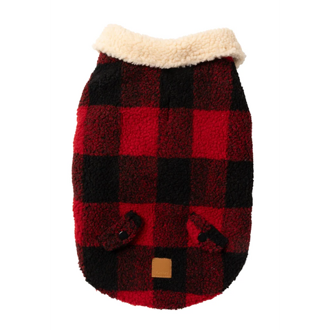 Chaqueta de sherpa de cuadros rojos FuzzYard The Lumberjack puesta en un perro