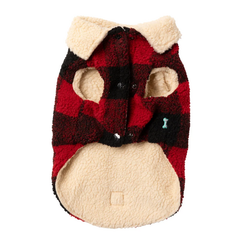 Chaqueta de sherpa de cuadros rojos FuzzYard The Lumberjack puesta en un perro