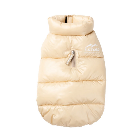 Chaqueta puffer acolchada FuzzYard East Harlem en color tan puesta en un perro