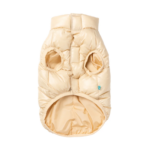 Chaqueta puffer acolchada FuzzYard East Harlem en color tan puesta en un perro