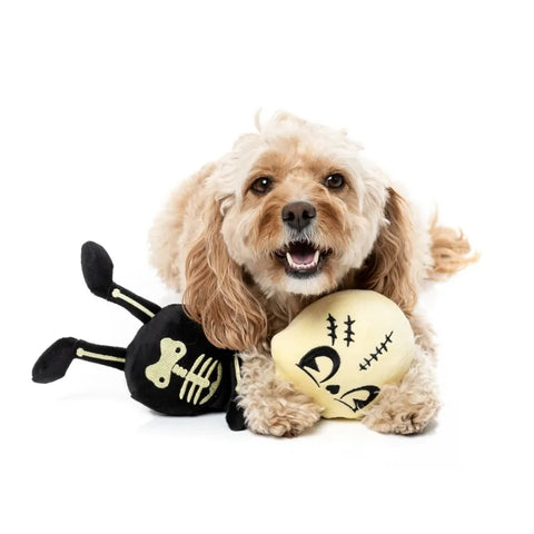 Peluche FuzzYard Jerry Spinefeld con forma de esqueleto negro para perro